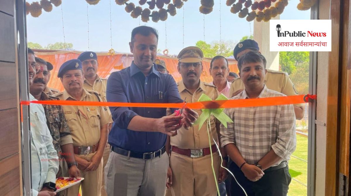 कार्यालय इमारतीचे फित कापून उदघाटन करताना उप वनसंरक्षक जी गुरुप्रसाद व मान्यवर