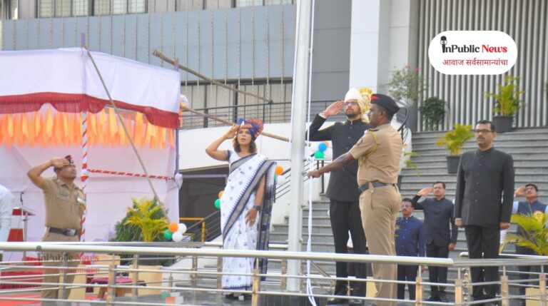 जिल्हाधिकारी कार्यालयाच्या प्रांगणात जिल्हाधिकारी कुमार आशीर्वाद यांच्या हस्ते ध्वजारोहण संपन्न