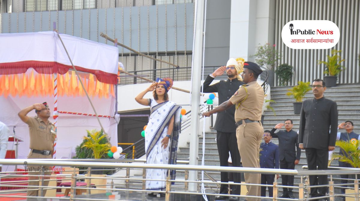 जिल्हाधिकारी कार्यालयाच्या प्रांगणात जिल्हाधिकारी कुमार आशीर्वाद यांच्या हस्ते ध्वजारोहण संपन्न