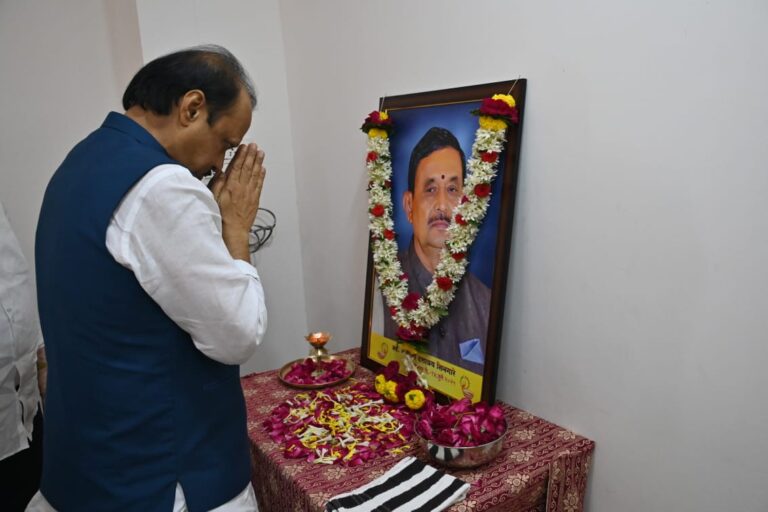 DCM Ajit Pawar : उपमुख्यमंत्री अजित पवार सोलापुरात कै. संभाजी सिनगारे कुटुंबीयांना दिला धीर