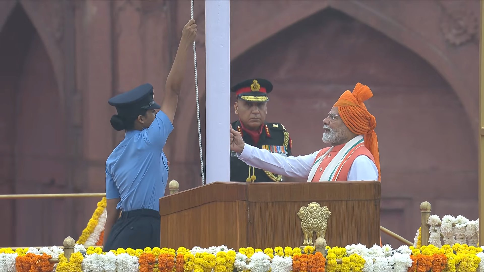Independence Day PM Modi LIVE : लाल किल्ल्यावर पीएम मोदींच्या हस्ते तिरंगा फडकला, देशभरात जल्लोष