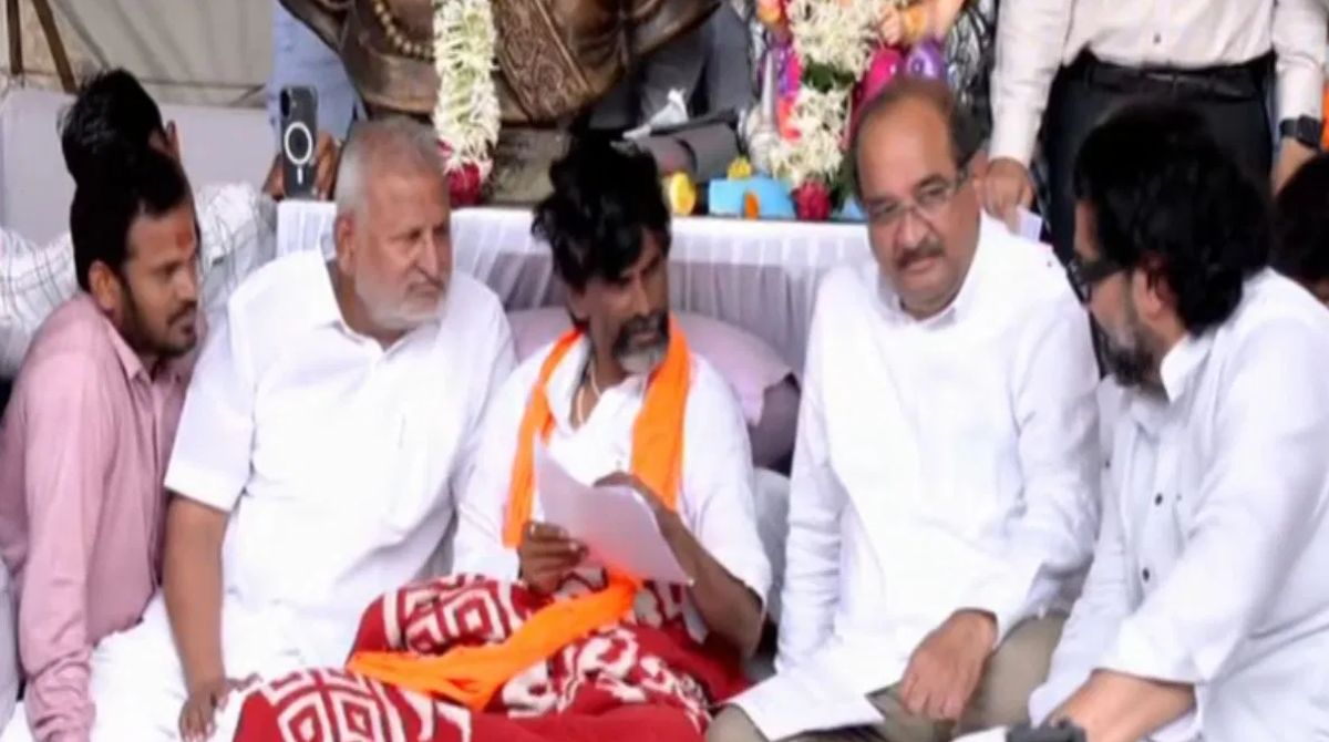 सर्वात मोठी बातमी : मराठ्यासमोर सरकार झुकले; अर्धा डझन मंत्री आझाद मैदानात; मनोज जरांगेंचा मोठा विजय!  