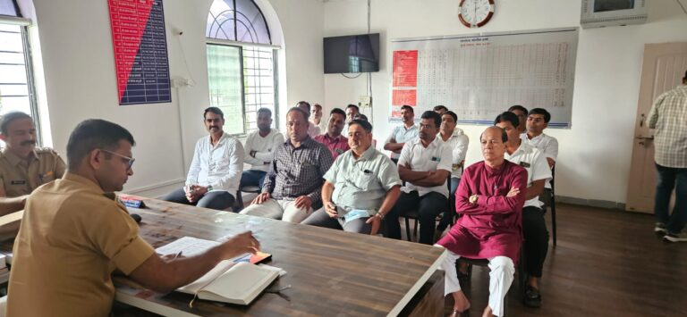सांगोला पोलिस ठाण्यात व्यापारी व सराफ असोसिएशनसोबत बैठक; सुरक्षाविषयक महत्त्वाचे निर्णय