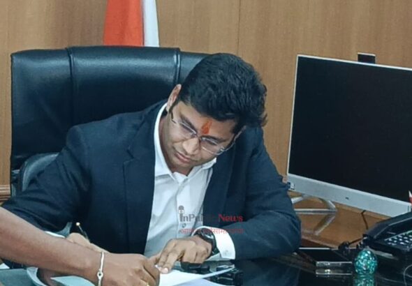 सोलापूरचे नवे जिल्हाधिकारी कोण आहेत? याचं केडर कोणत तर कधीपासून प्रशासकीय सेवेत?