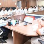 सोलापूर जिल्ह्यात इंधन टंचाई होऊ देणार नाही कंपन्यांना बफर स्टॉक वाढविण्याचे जिल्हाधिकाऱ्यांचे निर्देश
