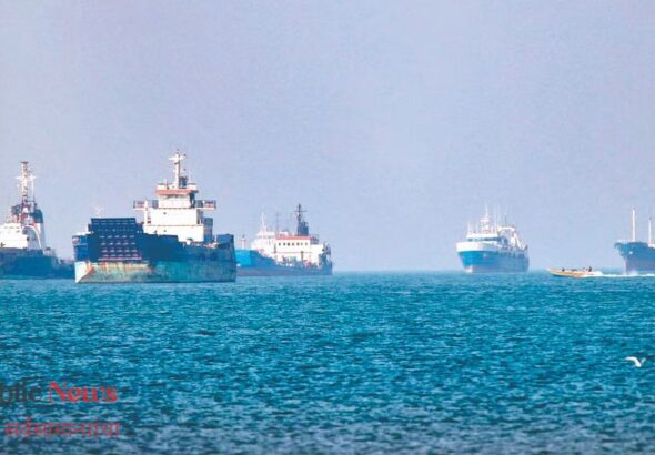Strait of Hormuz मध्ये पुन्हा तणाव! व्यापारी जहाजावर ड्रोन हल्ला; ११,००० खलाशांच्या सुटका मोहिमेला ब्रेक