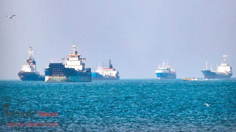 Strait of Hormuz मध्ये पुन्हा तणाव! व्यापारी जहाजावर ड्रोन हल्ला; ११,००० खलाशांच्या सुटका मोहिमेला ब्रेक