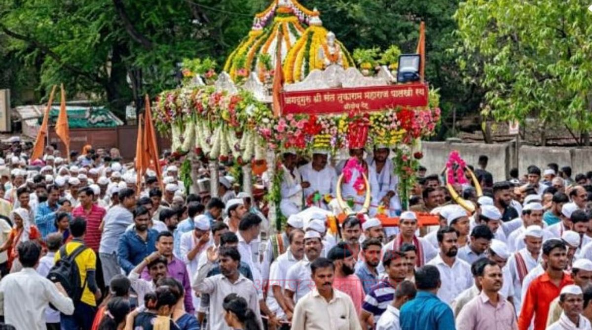 आषाढी वारीत वारकऱ्यांसाठी ‘चरणसेवा’ उपक्रम; ११ जिल्ह्यांतील ४०० सेवा केंद्रांवर १२ हजारांहून अधिक आरोग्यसेवक