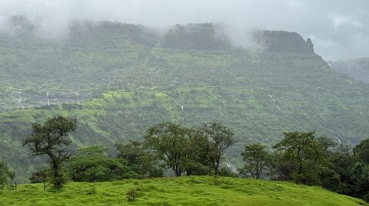 सह्याद्रीच्या कुशीतलं माथेरान: पावसाळ्यात हिरवाईची जादू अनुभवण्याचं  पर्यटनस्थळ