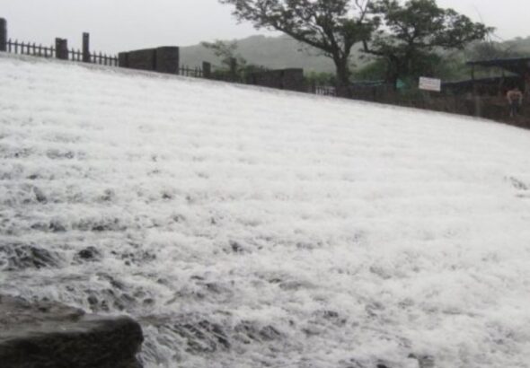 मुसळधार पावसाची दमदार एन्ट्री; धरण ओसंडून वाहताच पर्यटकांची मोठी गर्दी