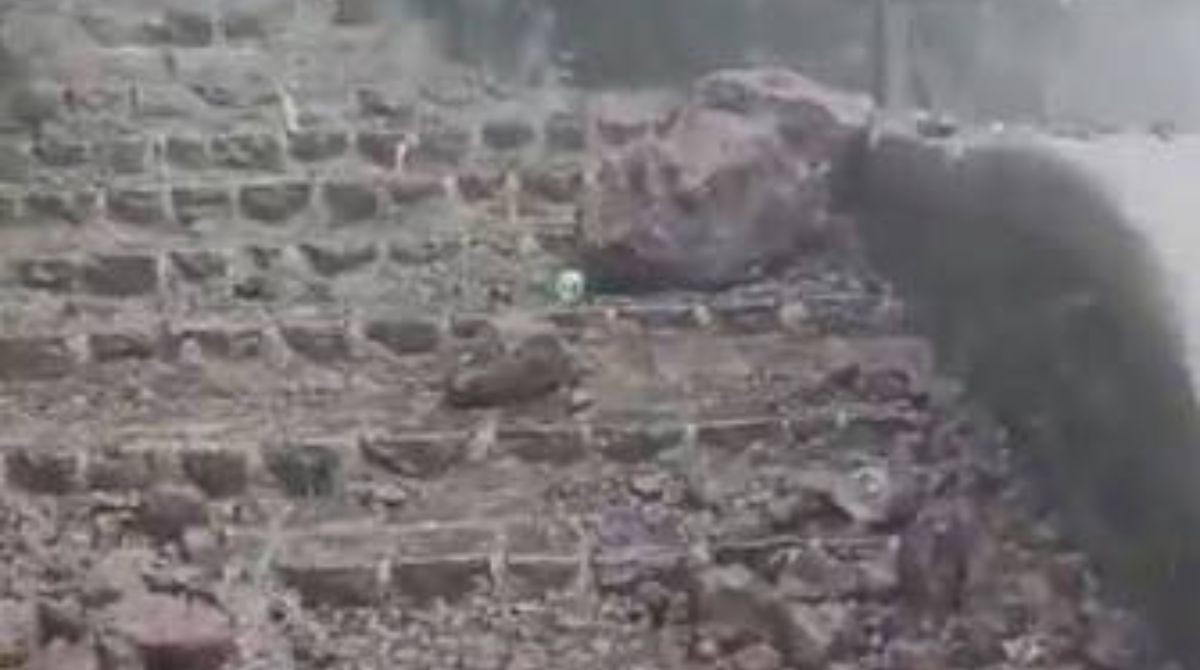 मुसळधार पावसामुळे सिंहगड किल्ला पर्यटकांसाठी बंद; मुख्य प्रवेशद्वाराजवळ दरड कोसळल्याने प्रशासनाचा निर्णय