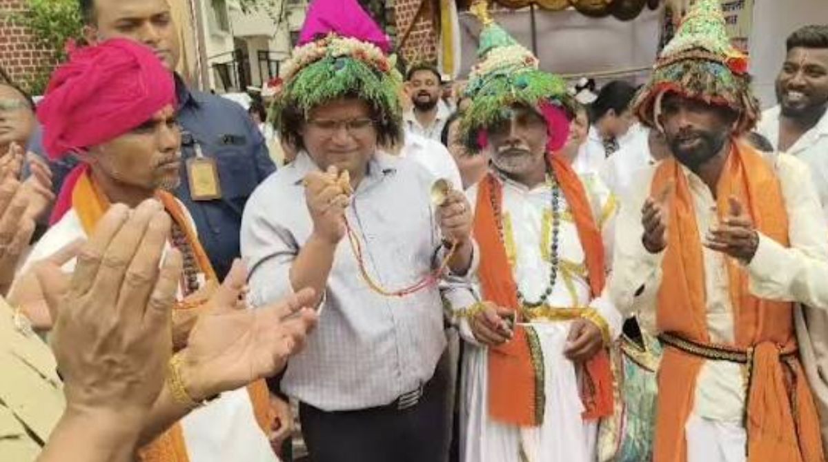 आषाढी वारीत आयुक्त नवल किशोर राम यांनी वारकऱ्यांसोबत जोपासली भक्तीची परंपरा