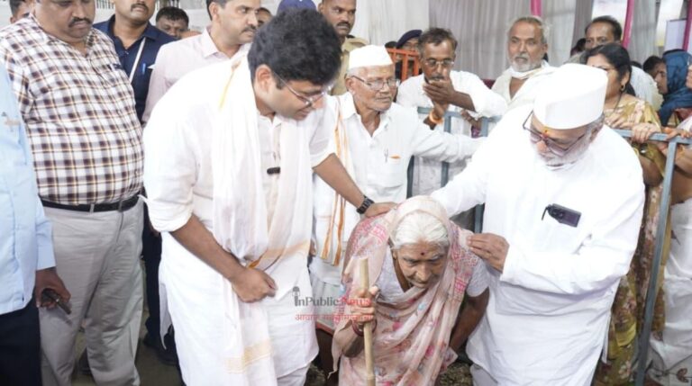 ‘वारकरी हाच व्हीआयपी’ची प्रचिती; दर्शन रांगेतील दोन वयोवृद्ध भाविकांना घडविले थेट विठ्ठल दर्शन