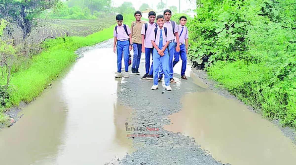 पावसात शाळेचा रस्ता चिखलमय  विद्यार्थ्यांच्या सुरक्षेवर प्रश्नचिन्ह
