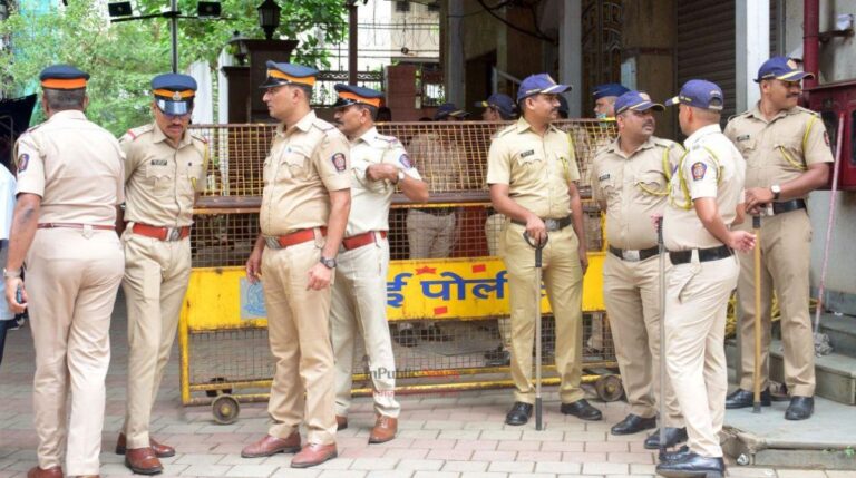 आंदोलनकर्त्यांवर पोलिसांचे लक्ष; घरभेटी आणि लाईव्ह लोकेशन शेअर करण्याचे आवाहन
